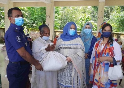 বাগেরহাটে পুলিশ নারী কল্যান সমিতির পক্ষ থেকে খাদ্য সামগ্রী বিতরণ বাগেরহাটে পুলিশ নারী কল্যান সমিতির পক্ষ থেকে খাদ্য সামগ্রী বিতরণ